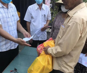 Chi 5.000 đồng mua bao đựng, người nghèo được xã phát 0,4 kg gạo trị giá 4.000 đồng