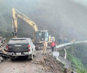 Đất đá bất ngờ sạt lở khi qua đèo Mã Pì Lèng, tài xế cùng xe tải lao xuống vực sâu 120m