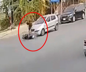 Đèo con nhỏ phóng như bay qua ngã tư, hai mẹ con bị ô tô hất văng