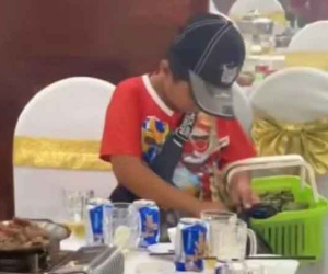 Nhặt tôm thừa sau tiệc cưới, bé trai khiến người lớn rưng rưng: Những đứa trẻ hiểu chuyện luôn thiệt thòi