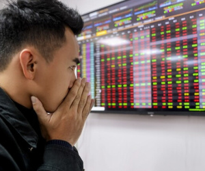 Nhà đầu tư cuống cuồng bán tháo cổ phiếu 'họ' FLC trước khi bị đình chỉ