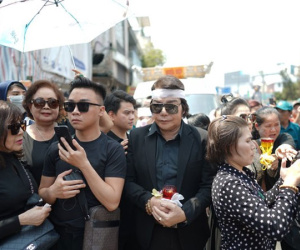 Việt Hương giải thích lý do ở nhà livestream, không tới đám tang NSƯT Vũ Linh