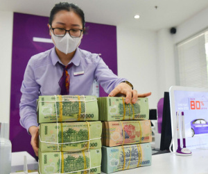 Hạ lãi suất tiết kiệm, bất ngờ với cách gom tiền của nhà băng