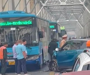 Ô tô con rụng bánh sau va chạm với xe buýt trên cầu Chương Dương