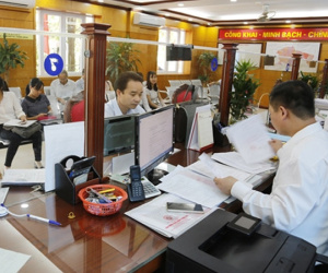 Chủ tịch Hà Nội: Tuyệt đối không được yêu cầu người dân xuất trình giấy xác nhận cư trú