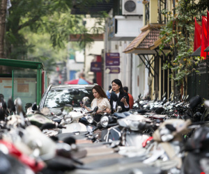 Vỉa hè Hà Nội vẫn bị lấp đầy dù đang cao điểm 'chiến dịch'