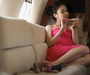 Vợ thường xuyên mặc váy, trang điểm rồi lang thang trong đêm khiến tôi bị mang tiếng