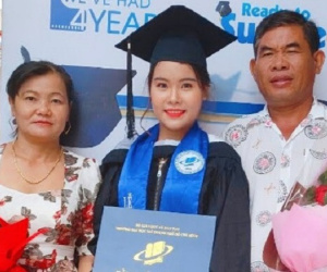 Xem clip con gái tặng quà bố, dân mạng 'thổn thức' mong sớm về nhà báo hiếu mẹ cha