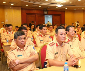 30 chiến sĩ CSGT tăng cường cho 10 trung tâm đăng kiểm ở Hà Nội
