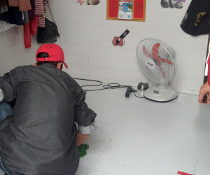 Tiếng hét thất thanh phát ra từ phòng trọ của cha dượng và con gái, phá cửa liền phát hiện cảnh gây sốc