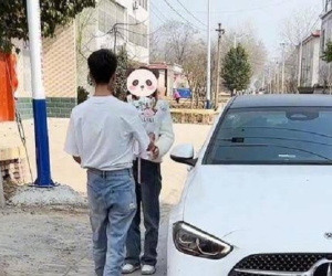Chị gái vừa làm xong thủ tục ly hôn, em trai có hành động khiến ai cũng ghen tỵ