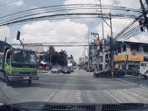 Cửa xe ben bất ngờ bật ra khi vào cua, suýt 'vả' trúng ô tô con dừng đèn đỏ