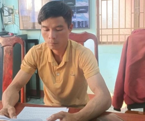 Cha dượng đang xem 'phim nhạy cảm', thấy con riêng của vợ liền lôi vào phòng làm ra trò kinh khủng