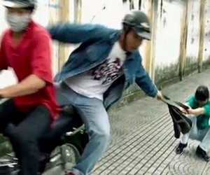 Hà Nội: Ba thanh niên dùng liềm và dao tông cùng nhau đi cướp