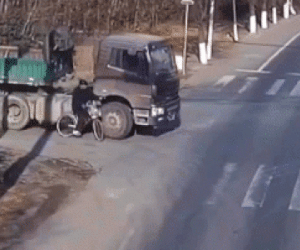 Video: Cụ ông đi xe đạp bị cuốn vào gầm container và cái kết không tưởng