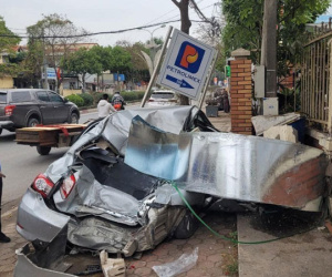 Cuộn thép hàng chục tấn rơi xuống đường đè bẹp ô tô con
