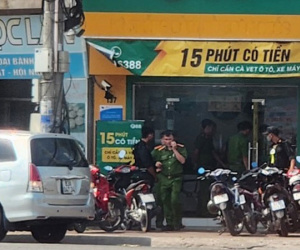 Nhiều cảnh sát xuất hiện tại một điểm giao dịch của F88