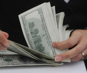 Giá USD ngân hàng lao dốc, USD tự do vẫn đi lên