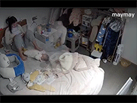 Clip: Mẹ ngồi trông con ngay bên cạnh nhưng vẫn để đứa trẻ cào chảy máu mắt