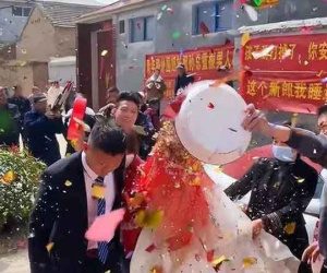 Bạn gái cũ của chú rể gửi quà cưới, cô dâu vừa nhìn đã tái mặt