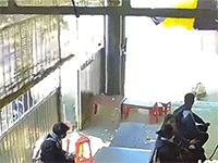 Nam sinh suýt bị thương oan uổng bởi chiếc công nông đi ngoài đường