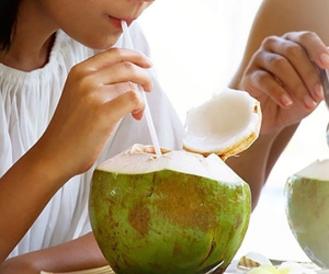 Nước dừa giải nhiệt tốt nhưng ai không nên uống?