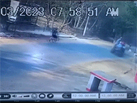 Clip: Bé gái thoát chết khó tin khi bị chiếc đầu kéo tốc mất lái tông thẳng vào người