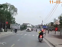 Cố vượt không thành công, cô gái khiến người đi đường 'thót tim' khi ngã lăn sát bánh chiếc ô tô đang di chuyển
