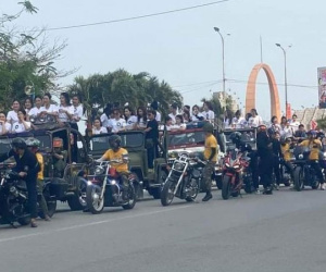 Chính quyền nói gì về vụ người đẹp ngồi xe Jeep cắm cờ nước ngoài, tài xế mặc rằn ri?
