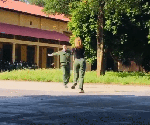 Học quân sự, 2 sinh viên khiến bạn bè trầm trồ với màn khiêu vũ cực chuyên nghiệp và cuốn hút
