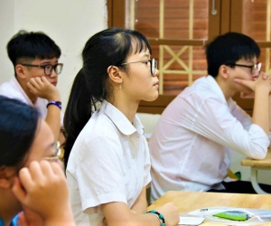 Tỷ lệ tuyển sinh vào lớp 10 công lập thấp kỷ lục, phụ huynh Hà Nội 'ngồi trên lửa'