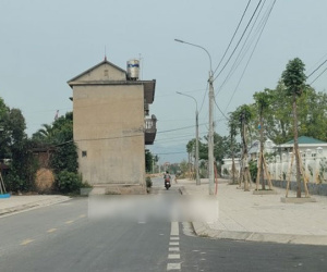 Kỳ lạ ngôi nhà 'mọc' giữa đường ở Quảng Ninh