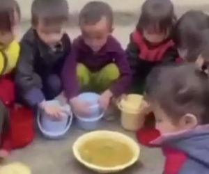 Xôn xao clip học sinh ngồi giữa sân trường ăn trưa: Công an mời Tiktoker lên làm việc