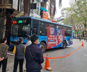 Xe buýt lao vào quán ăn ở Đội Cấn, 2 người bị thương
