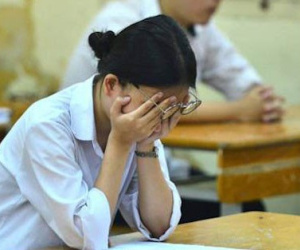 Phụ huynh nghèo ‘khóc ròng’ vì con trượt lớp 10 công lập