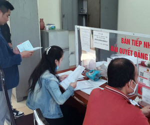 Hà Nội: Phụ huynh kiệt sức xin xác nhận cư trú cho con chuyển cấp học