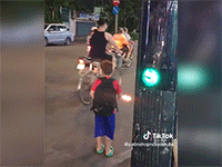Dân mạng 'dậy sóng' với clip bé trai xinh xắn nhưng phải diễn trò mạo hiểm trên đường phố để mưu sinh