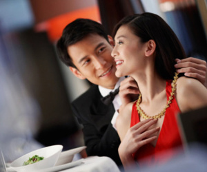 Yêu đến mụ mị, gái trẻ trao sạch cả tiền lẫn tình cho 'trai đào mỏ'