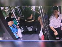 Clip: Phát hiện hành khách bị móc túi, tài xế và phụ xe có hành vi khiến nhiều người cảm kích