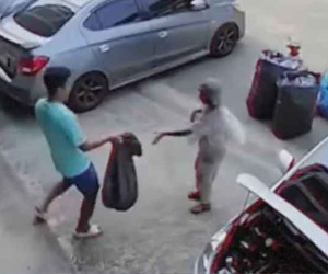 Nam thanh niên gọi 2 mẹ con người phụ nữ nhặt ve chai đến và tặng cả 'gia tài' gây xúc động