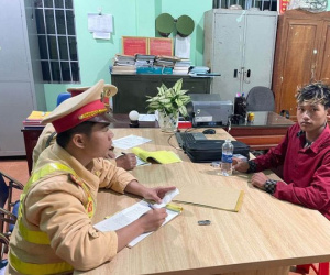 Say rượu, nam thanh niên chạy xe máy vác kiếm dọa xe tải
