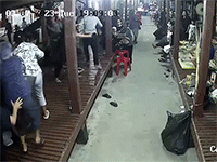 Clip: 'Ngưu Ma Vương' phiên bản Thái Lan đại náo ngôi chùa đang làm lễ