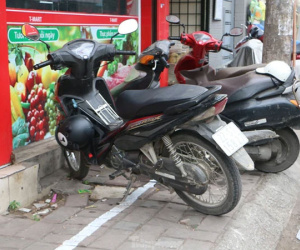 Bi hài cảnh sinh hoạt 1 mét vỉa hè chia đôi của người dân Hà Nội