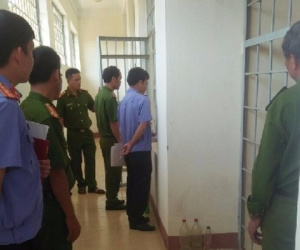 Cho can phạm 'mướn' điện thoại, nữ đại úy tự biến mình thành phạm nhân