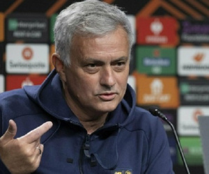 Mourinho không ngán MU, mỉa mai Juventus: 'Bị loại ở Champions League thì đừng xuống Europa League'