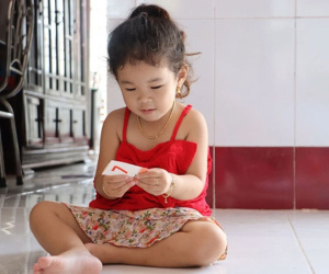 Hy hữu: Mới biết nói 15 ngày, bé 2 tuổi ở Cà Mau đọc được chữ và số