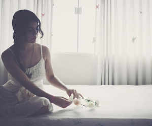 Vợ tinh mắt phát hiện chuyện ngoại tình nhờ chi tiết trên bó hoa chồng mang về