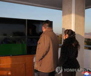 Ông Kim Jong Un cùng con gái theo dõi vụ phóng tên lửa Hwasong-17