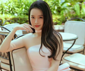 Midu khéo khoe vòng 2 lộ rõ múi, netizen nghi ngờ số đo nhỏ hơn eo Ngọc Trinh