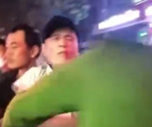 CLIP: Nam thanh niên hùng hổ tát vào mặt công an đang làm nhiệm vụ